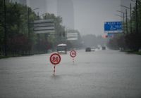 鄭州市民朋友們，暴雨期間請(qǐng)注意留意警示標(biāo)志牌！